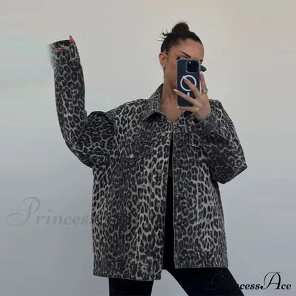 Veste en denim coupe slim avec surpiqûres léopard