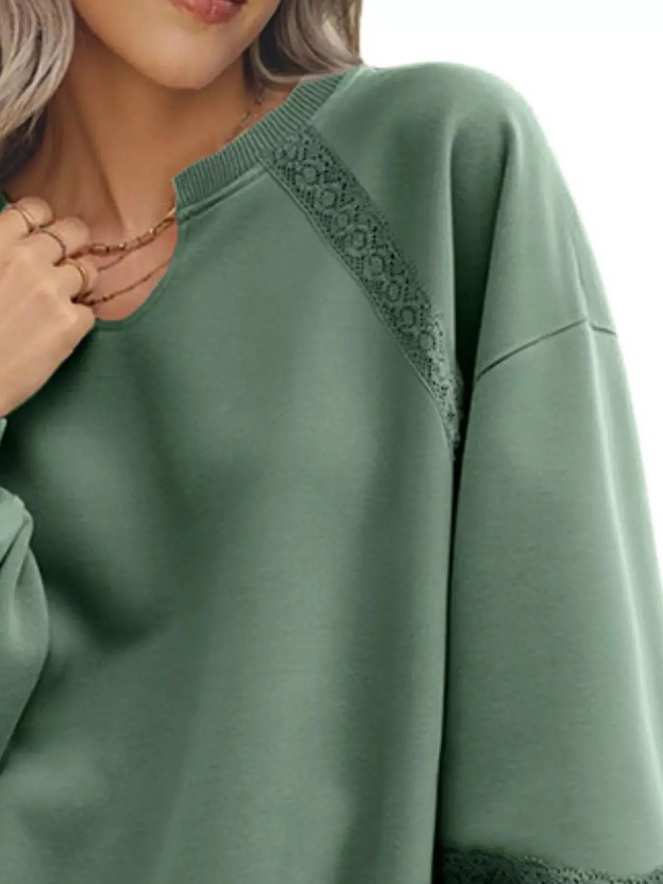 Sweat-shirt confortable avec détails en dentelle pour un look casual chic
