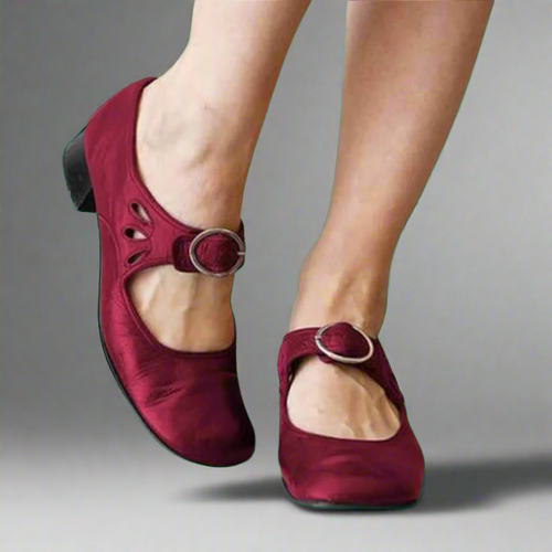 Talons de femmes noires pour le travail