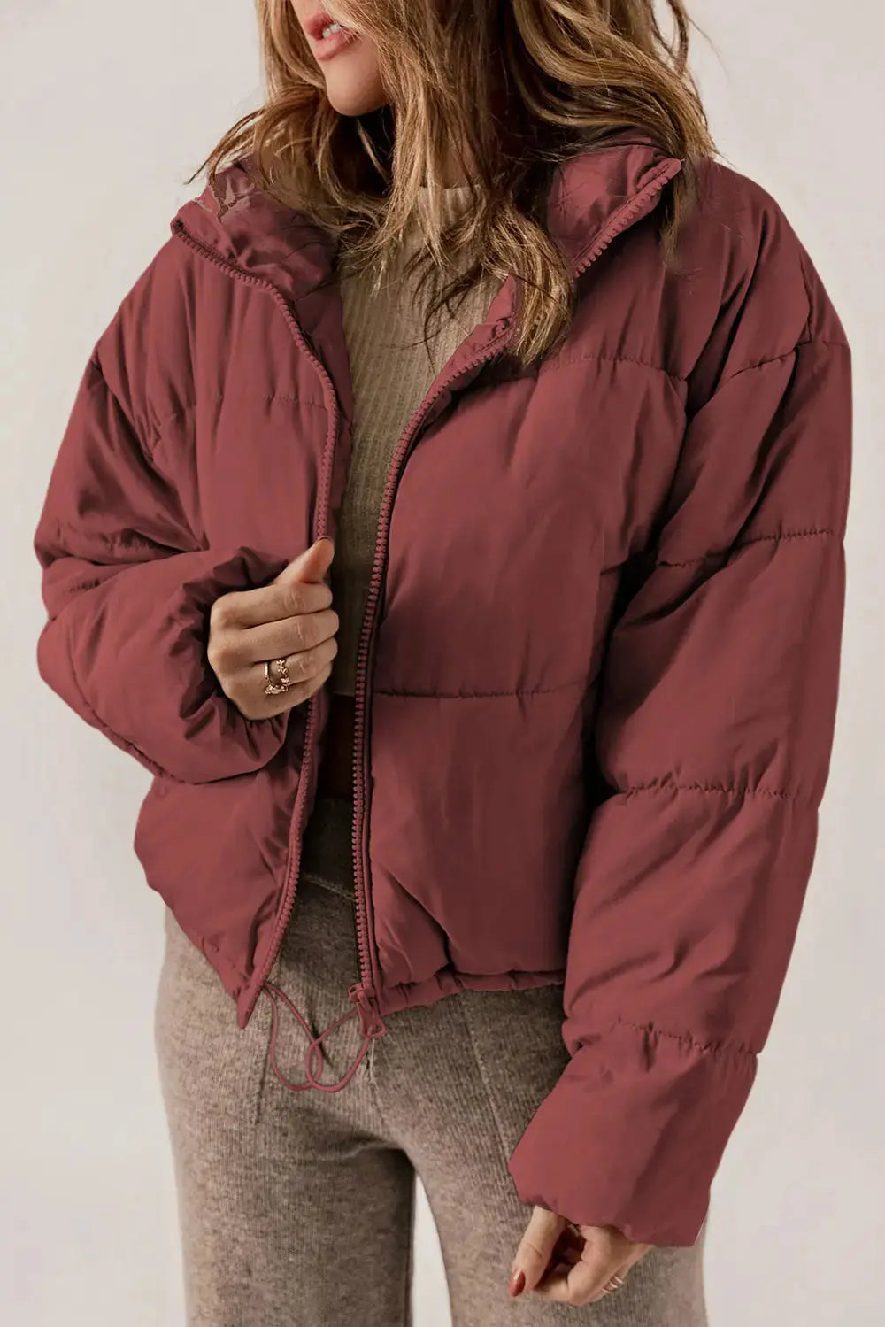 Manteau long chic à col et fermeture éclair pour un style superposé élégant