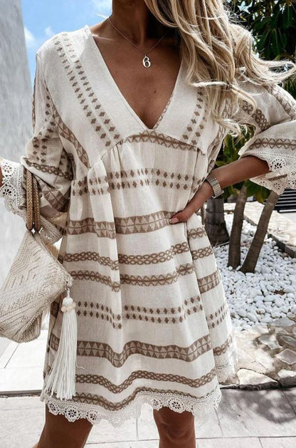 Robe mini en dentelle, Échappée exotique