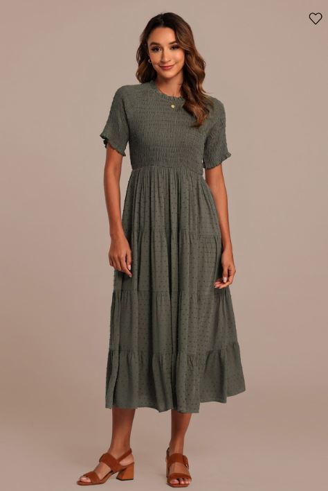 Robe midi vert olive à manches courtes, col rond, fronces et volants superposés