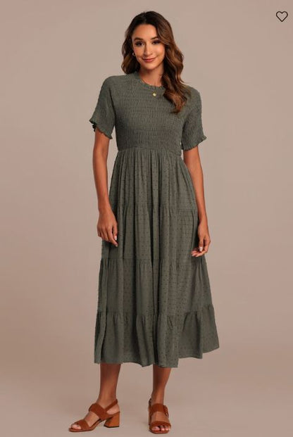 Robe midi vert olive à manches courtes, col rond, fronces et volants superposés