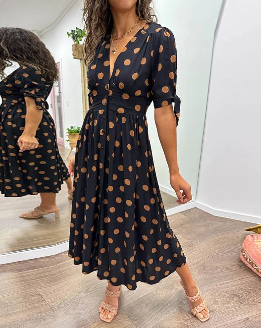 Robe à pois avec encolure en V profond