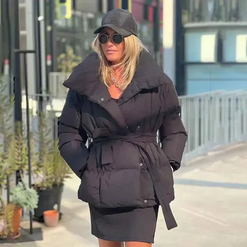 Manteau matelassé ceinturé pour femme avec large col et doublure chaude
