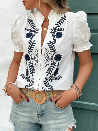 Blouse à manches courtes avec col cranté et volants brodés