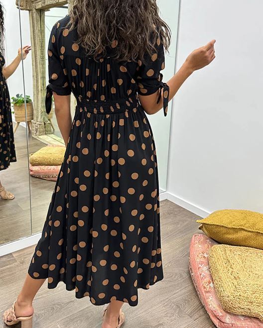 Robe à pois avec encolure en V profond