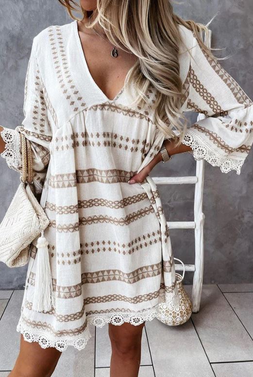 Robe mini en dentelle, Échappée exotique