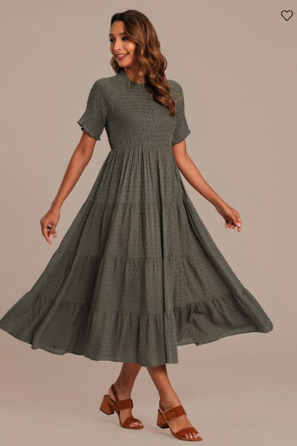 Robe midi vert olive à manches courtes, col rond, fronces et volants superposés