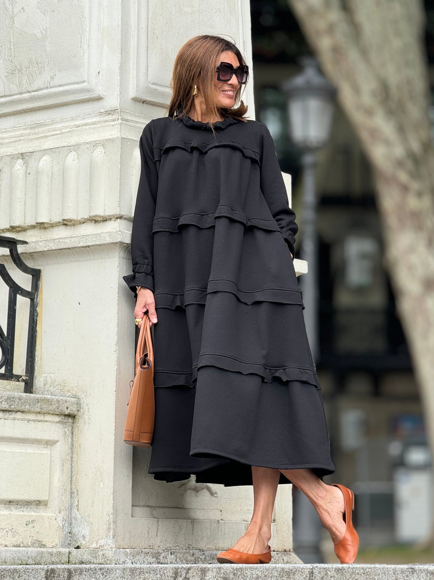 Robe noire élégante sans manches pour un look chic intemporel