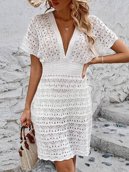 : Robe courte moulante, transparente, de couleur unie, avec un décolleté en V profond.