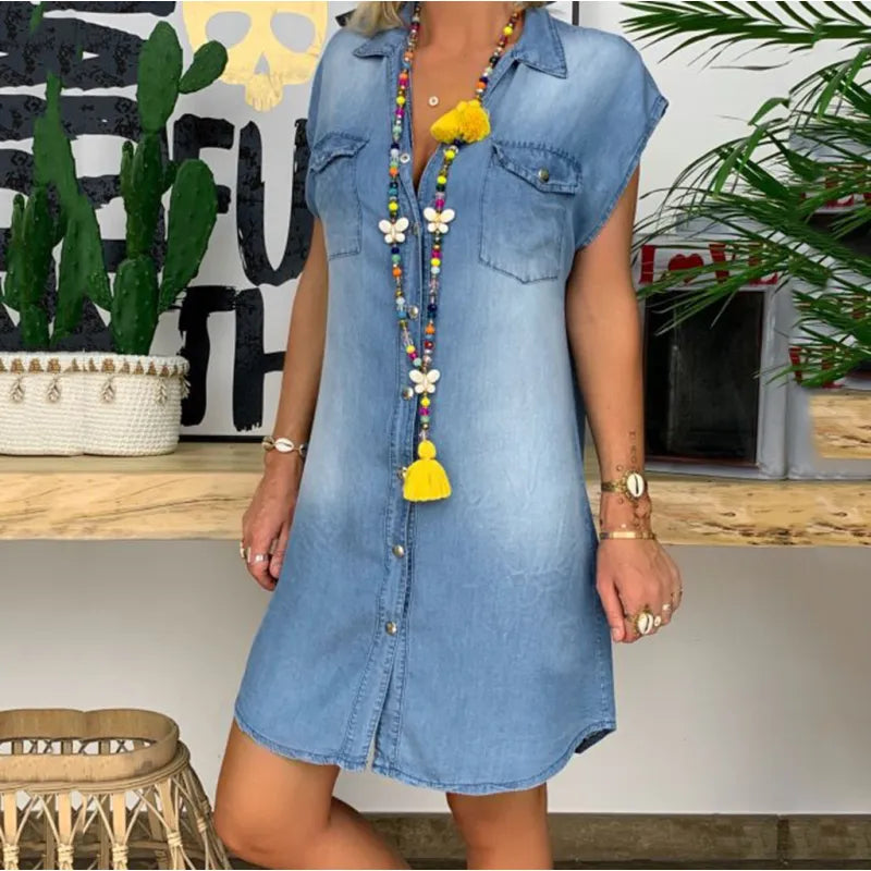 Mini robe sans manches avec boutons en denim délavé