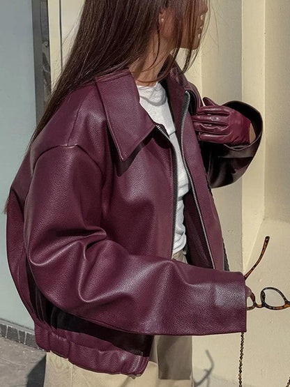 Veste en cuir synthétique bordeaux avec revers élégant et détail zippé