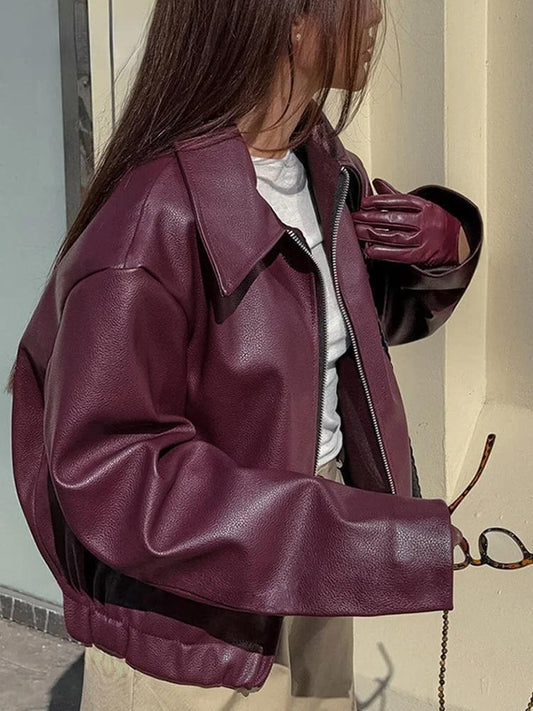 Veste en cuir synthétique bordeaux avec revers élégant et détail zippé