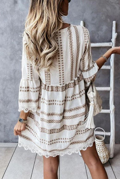 Robe mini en dentelle, Échappée exotique