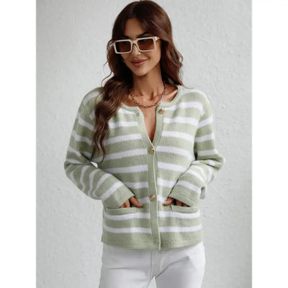 Pull en maille douillet avec fermeture à boutons et poches latérales