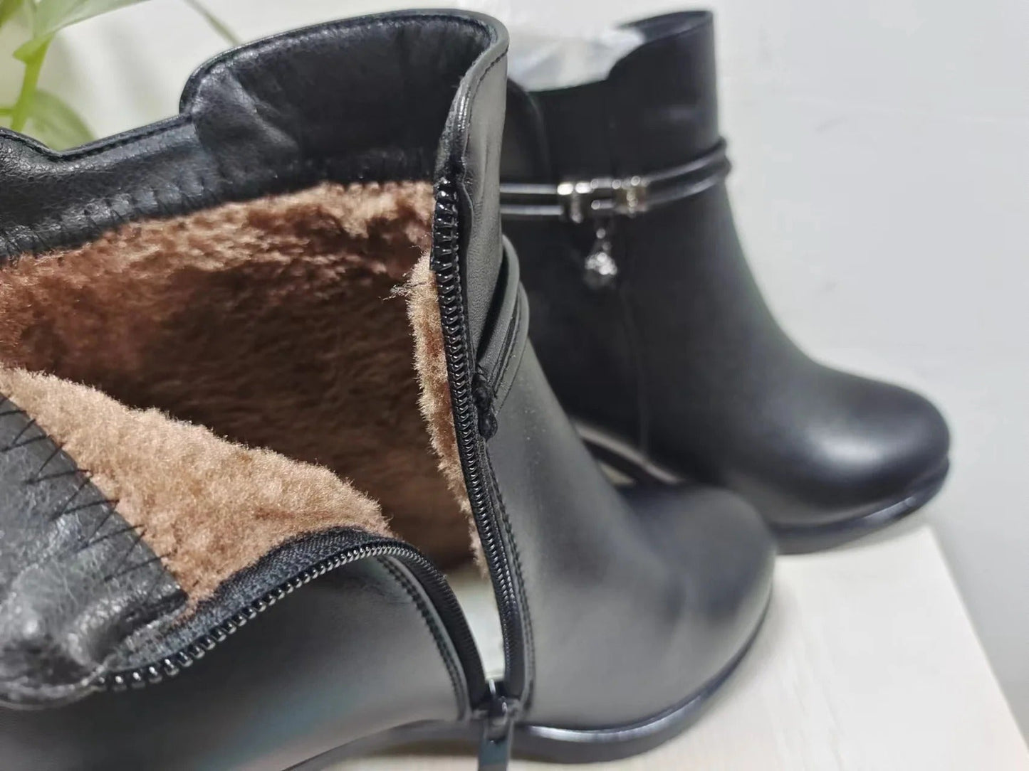 Bottes élégantes montantes doublées en polaire avec fermeture éclair latérale