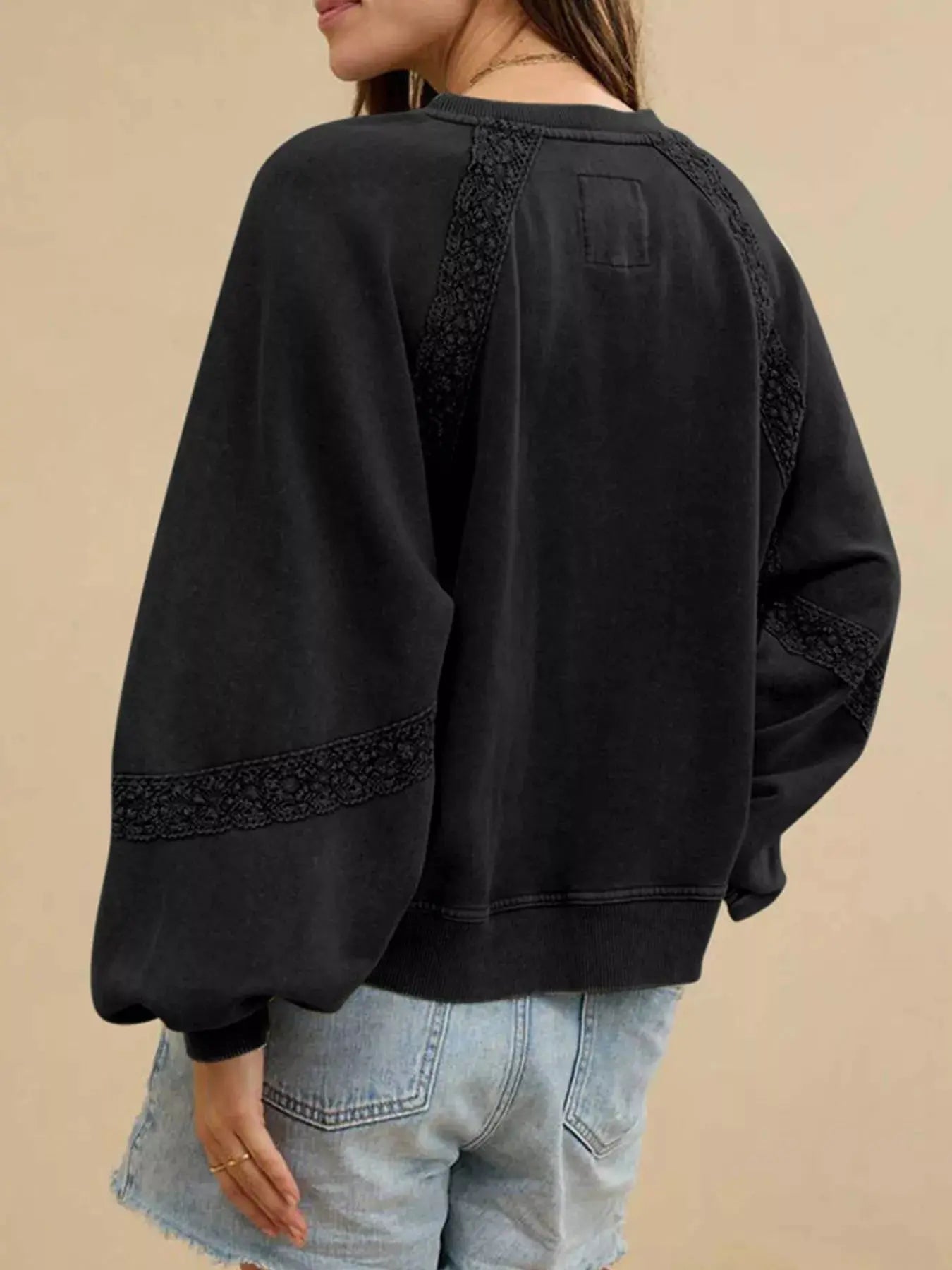 Sweat-shirt confortable avec détails en dentelle pour un look casual chic