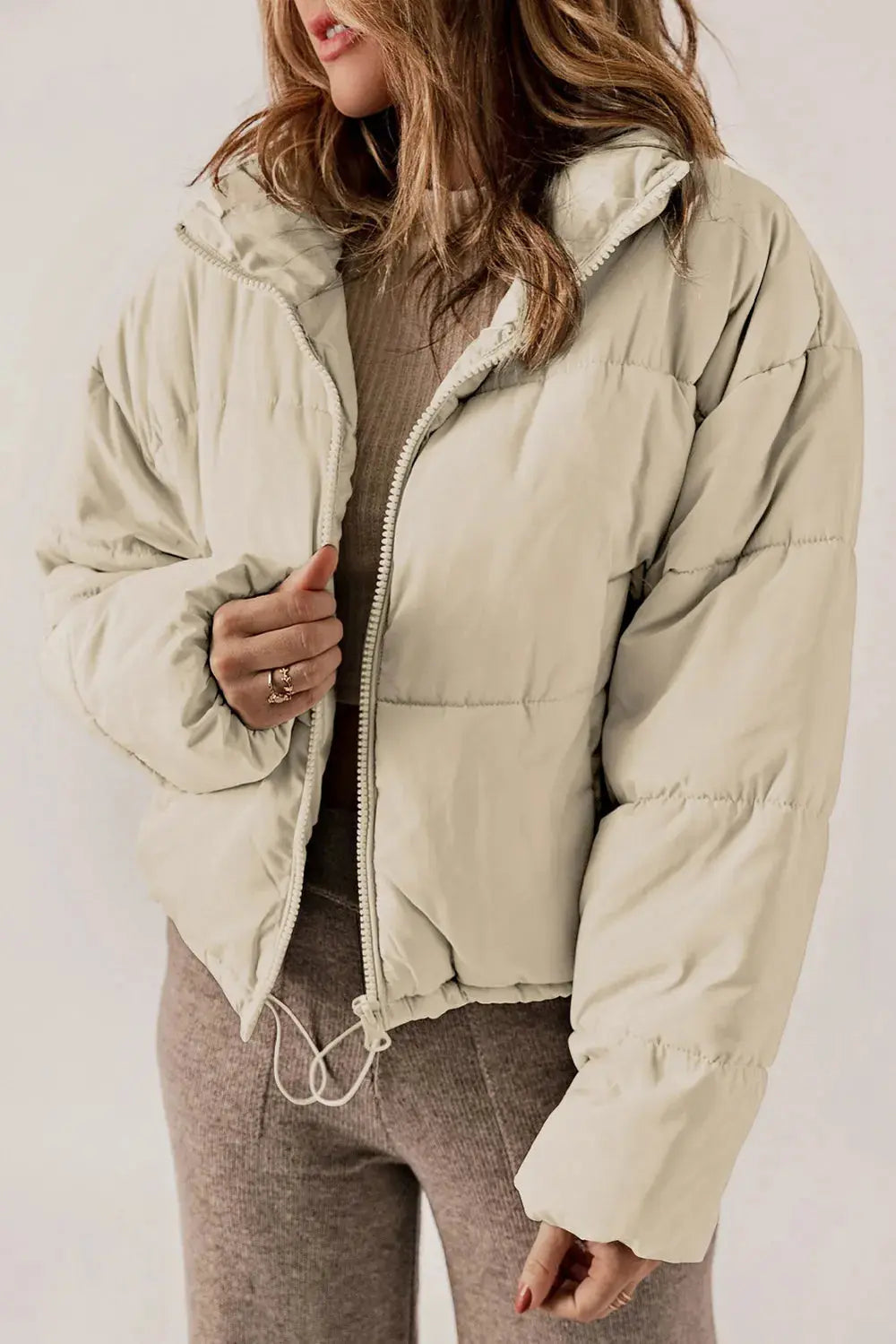 Manteau long chic à col et fermeture éclair pour un style superposé élégant