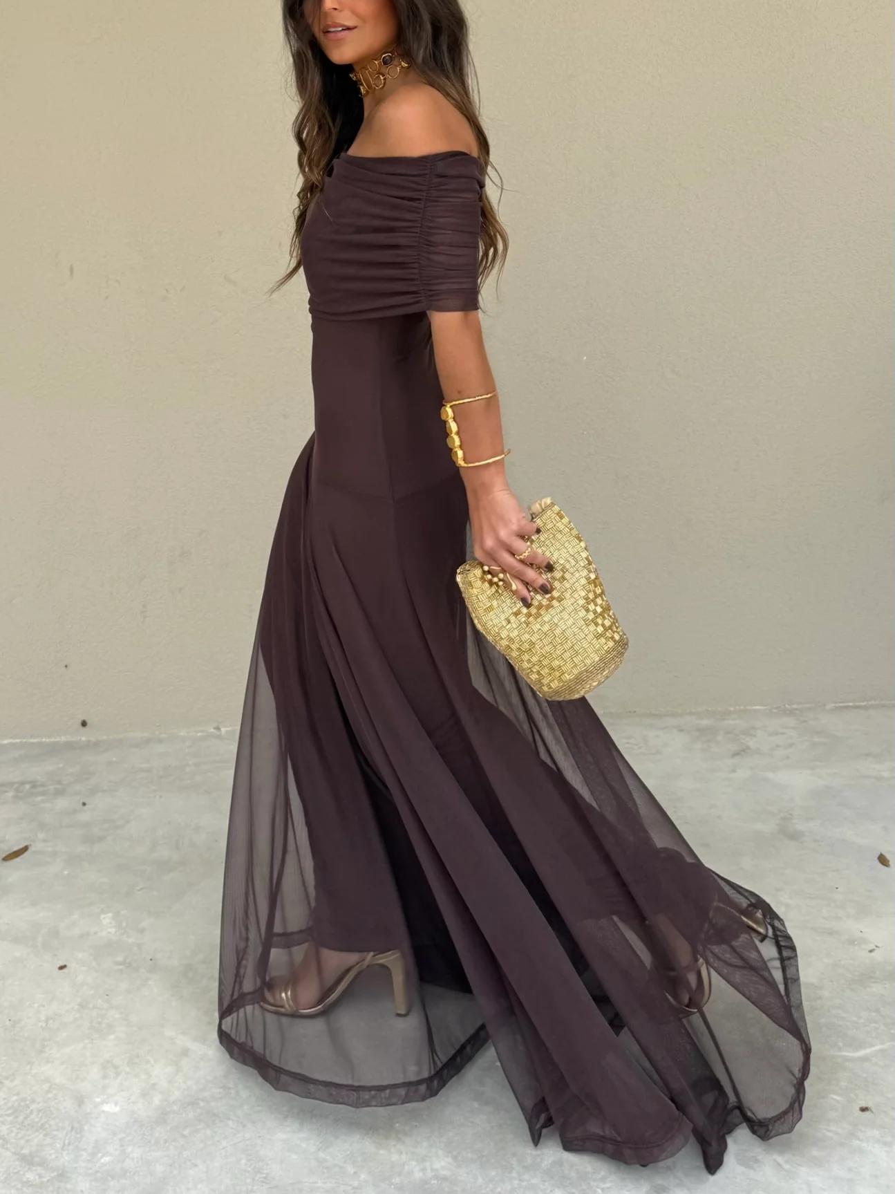 Robe longue avec une bretelle et empiècement en maille