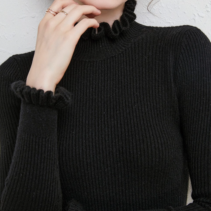 Pull en maille col roulé confortable avec accents féminins à volants
