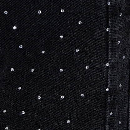 Jean taille haute orné de strass et boutonné sur le côté