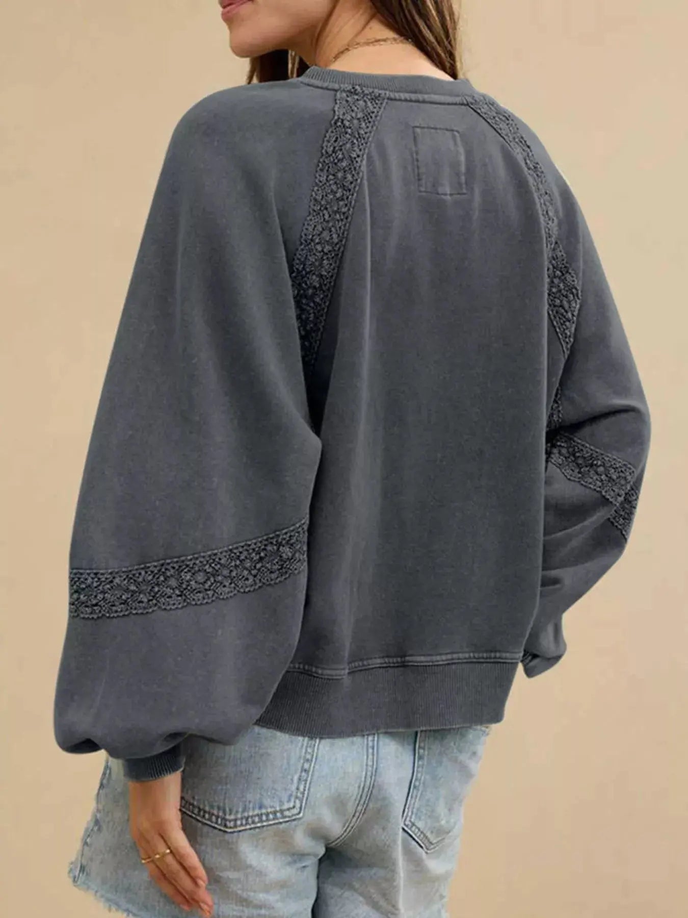 Sweat-shirt confortable avec détails en dentelle pour un look casual chic