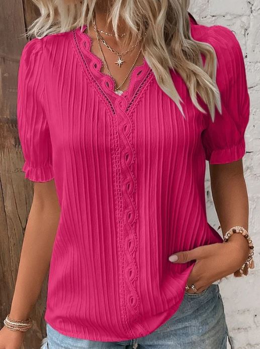 Chemise élégante à col en V avec bords lisses