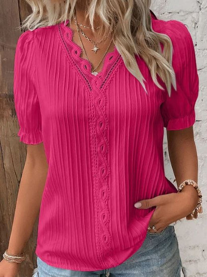 Chemise élégante à col en V avec bords lisses