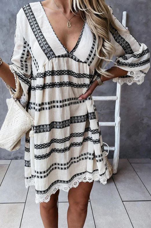 Robe mini en dentelle, Échappée exotique
