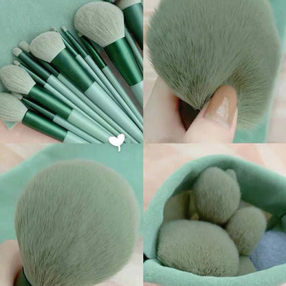 Ensemble de 13 pinceaux de maquillage.