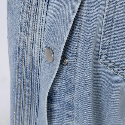 Jean taille haute orné de strass et boutonné sur le côté