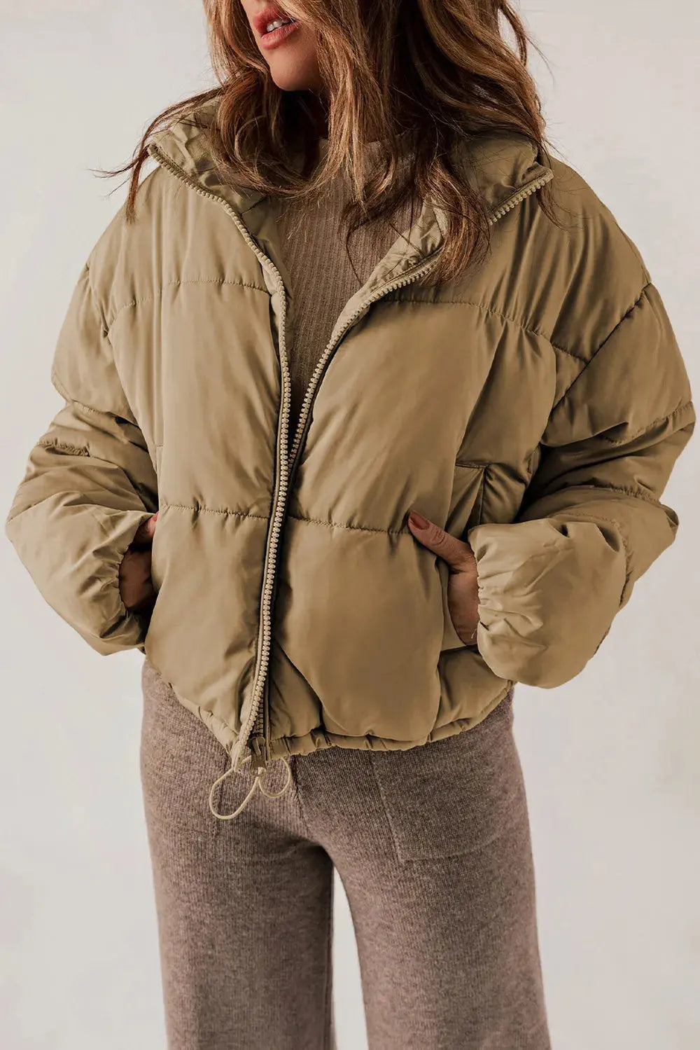 Manteau long chic à col et fermeture éclair pour un style superposé élégant