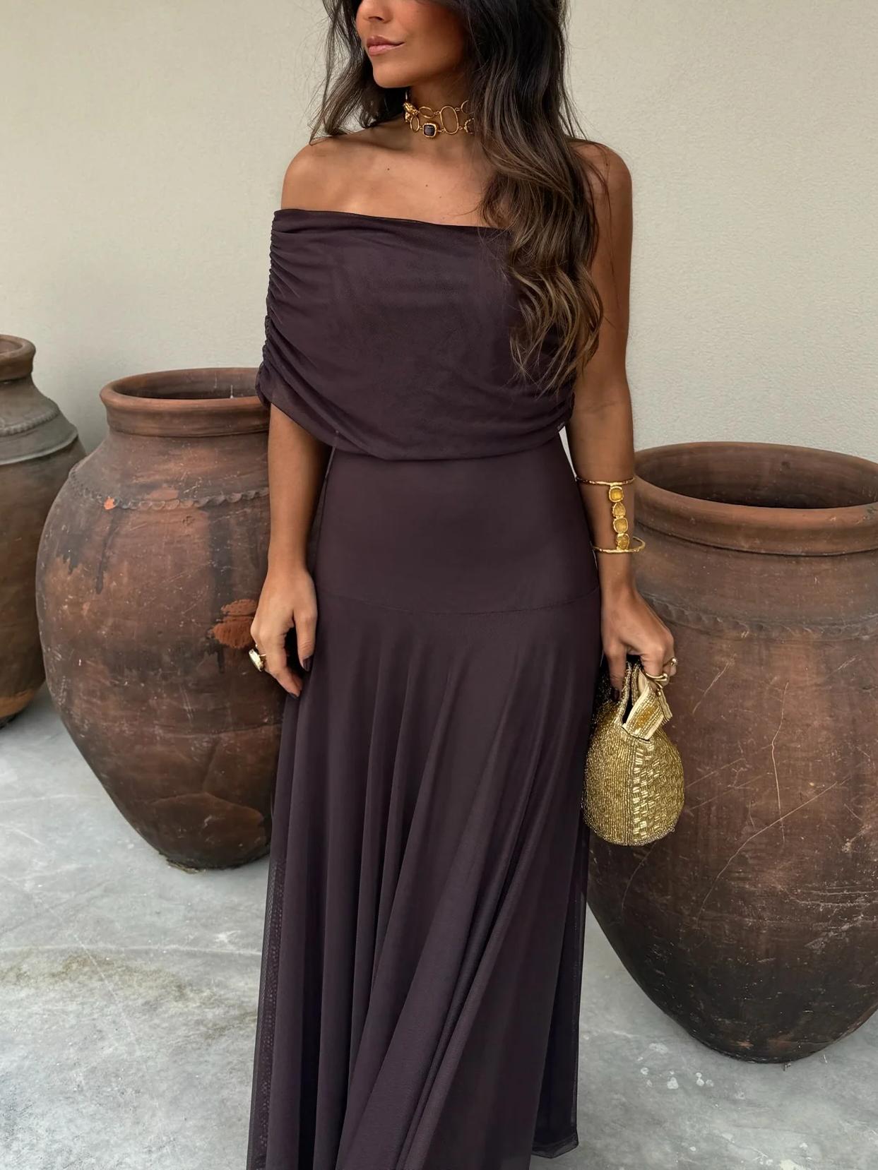 Robe longue avec une bretelle et empiècement en maille