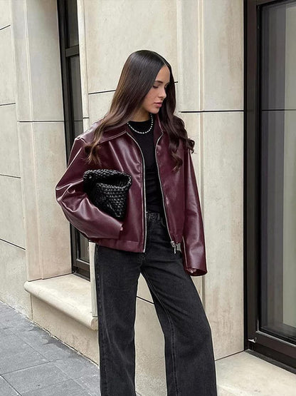 Veste en cuir synthétique bordeaux avec revers élégant et détail zippé