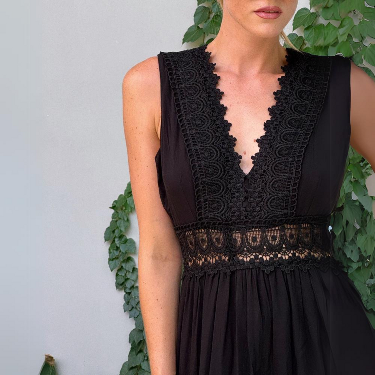 Sadie™ | Robe caraco en dentelle à col en V
