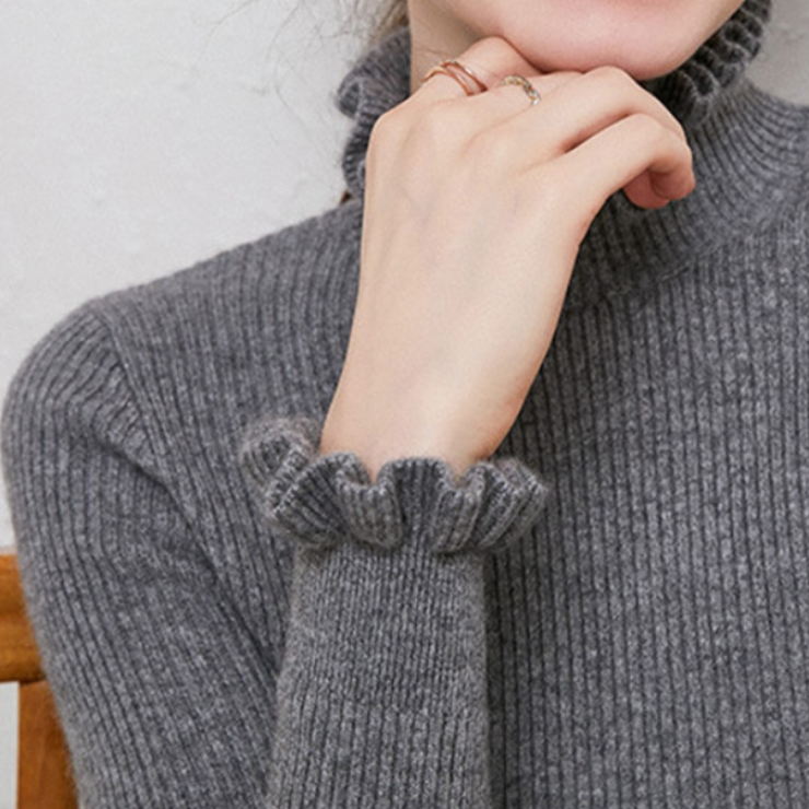 Pull en maille col roulé confortable avec accents féminins à volants