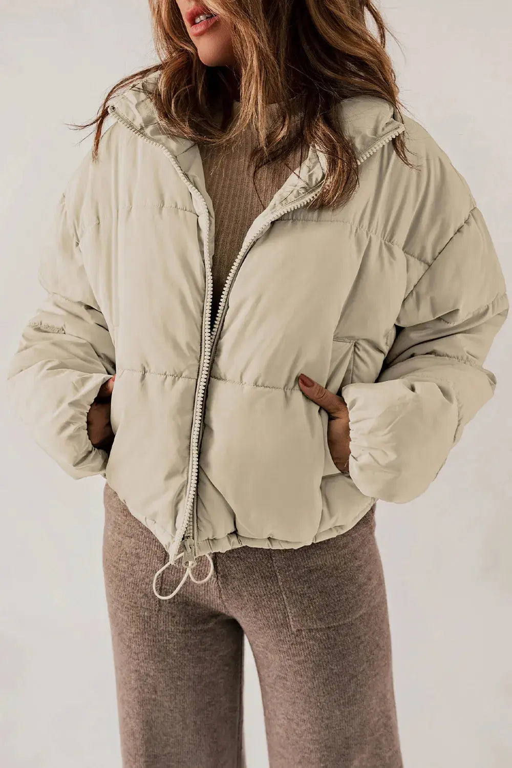 Manteau long chic à col et fermeture éclair pour un style superposé élégant