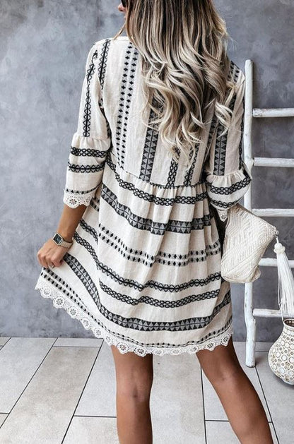 Robe mini en dentelle, Échappée exotique