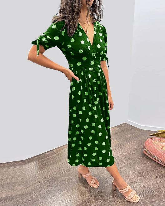 Robe à pois avec encolure en V profond
