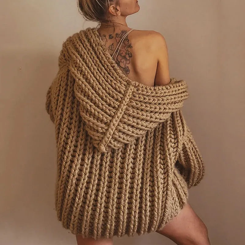 Pull à capuche tricoté surdimensionné et douillet