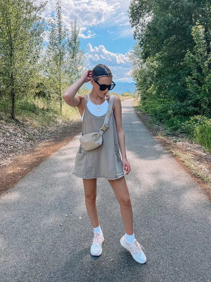 Mini robe confortable à bretelles avec short intégré
