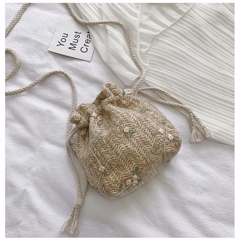 Sac seau en fibre naturelle avec voilage
