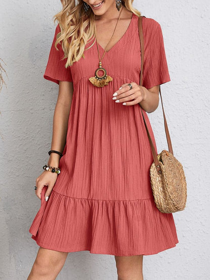 Robe courte fluide à col V avec ourlet volanté pour femme