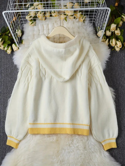 Cardigan à capuche boutonné avec détails cœur