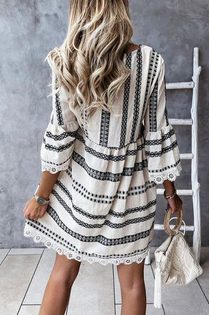 Robe mini en dentelle, Échappée exotique