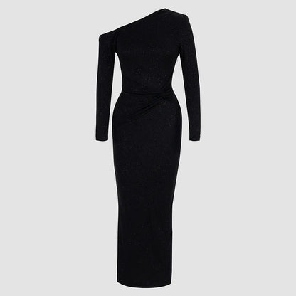 Robe à sequins torsadés et épaules dénudées