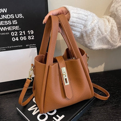 Sac seau en cuir grainé fermoir tourniquet