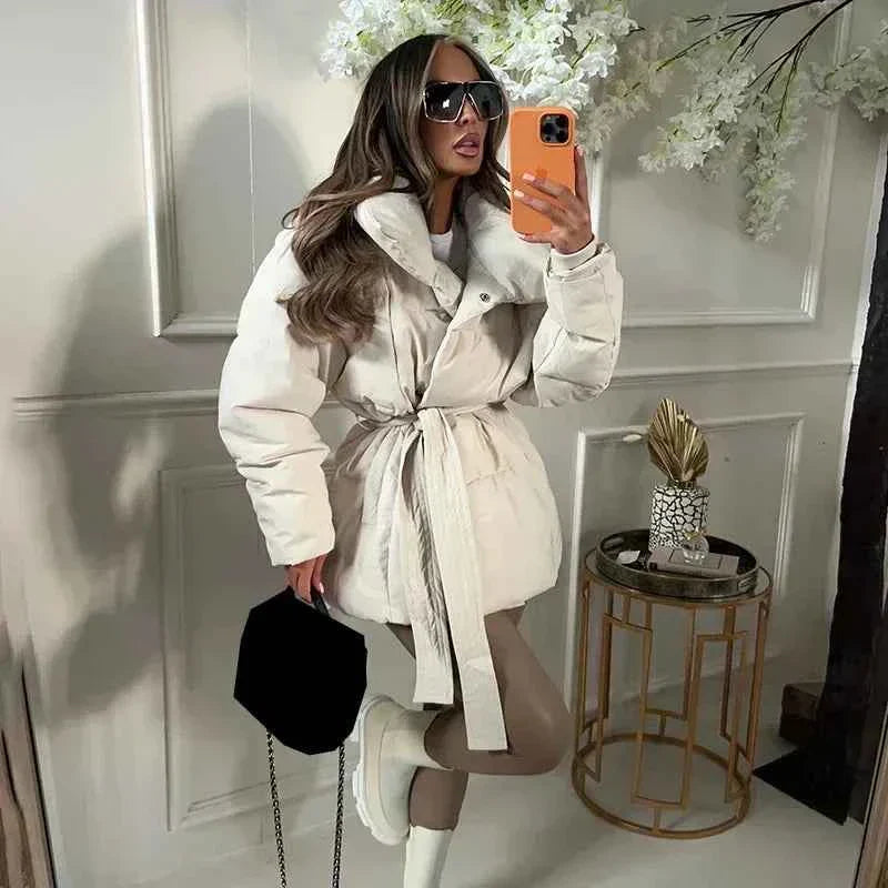 Manteau matelassé ceinturé pour femme avec large col et doublure chaude