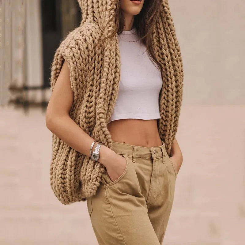 Pull à capuche tricoté surdimensionné et douillet